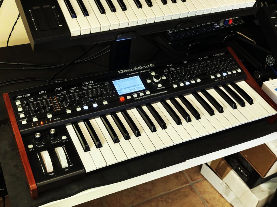 Sintetizador Behringer Deepmind 6 + extras de segunda mano · Foto 3 de 5 · Granada · 325 €