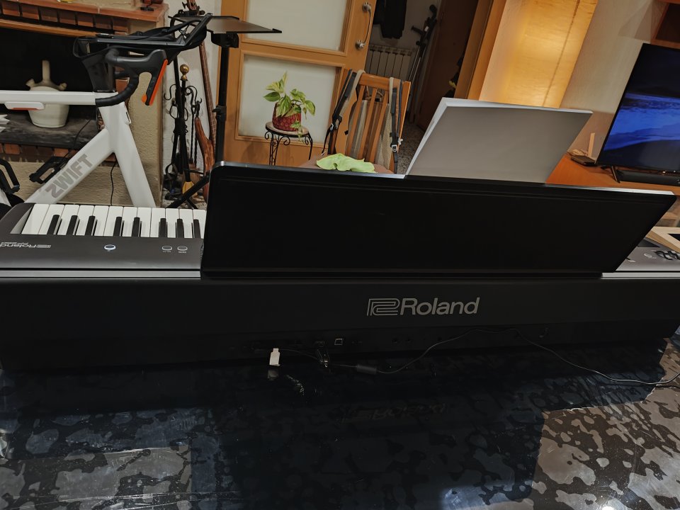 ROLAND FP-E50 Embalaje original con los mismos accesorios que trae de serie