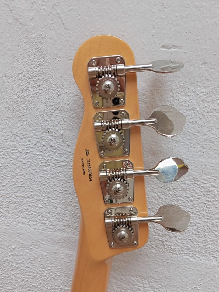 Fender Precision '51 Japan NUEVO! solo pesa 3,59 Kg.