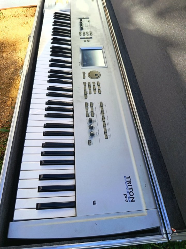 Korg Triton pro 76 de segunda mano · Foto 1 de 4 · Cáceres · 500 €