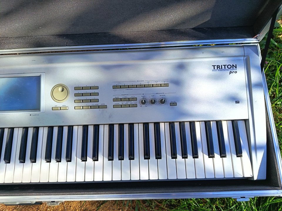 Korg Triton pro 76 de segunda mano · Foto 2 de 4 · Cáceres · 500 €
