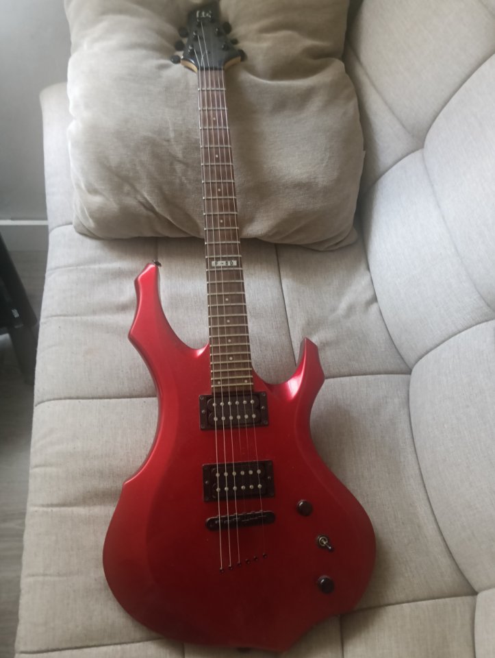 Guitarra y ampli de segunda mano · Foto 1 de 4 · Madrid · 300 €