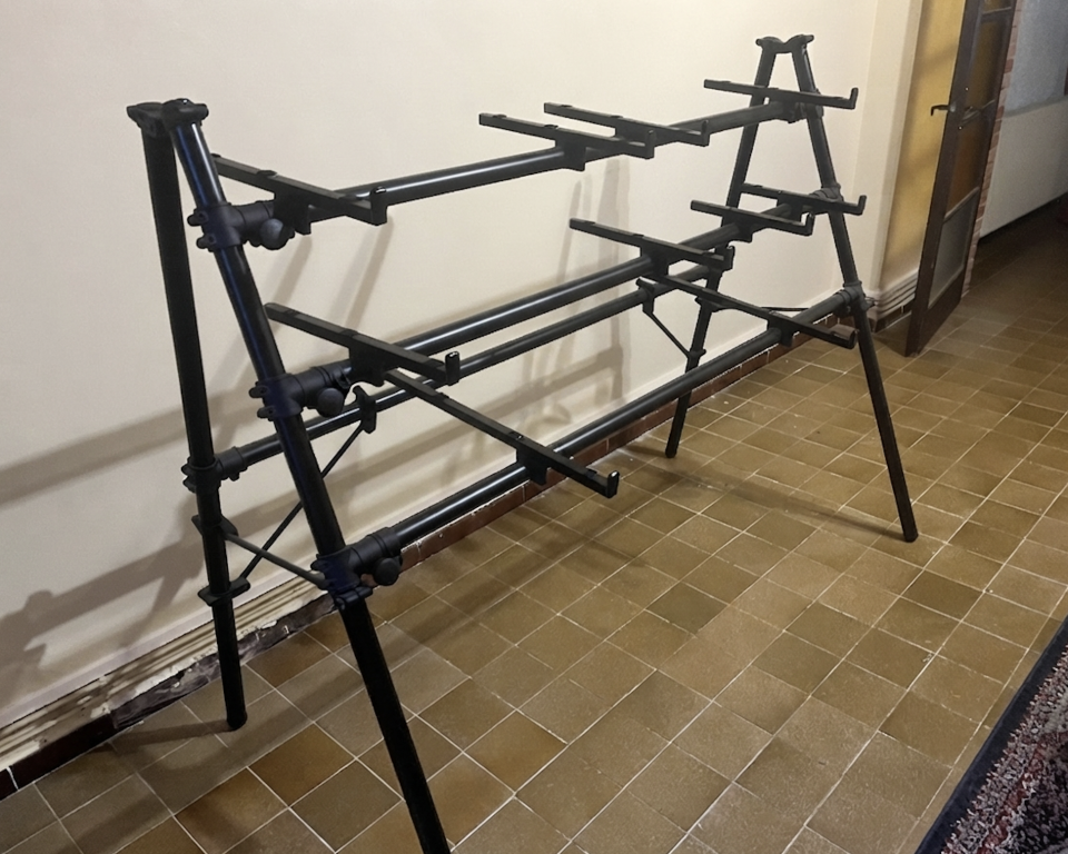 Soporte para teclados Jaspers 3D-145B + 4 soportes adicionales de segunda mano · Foto 1 de 5 · Barcelona · 210 €