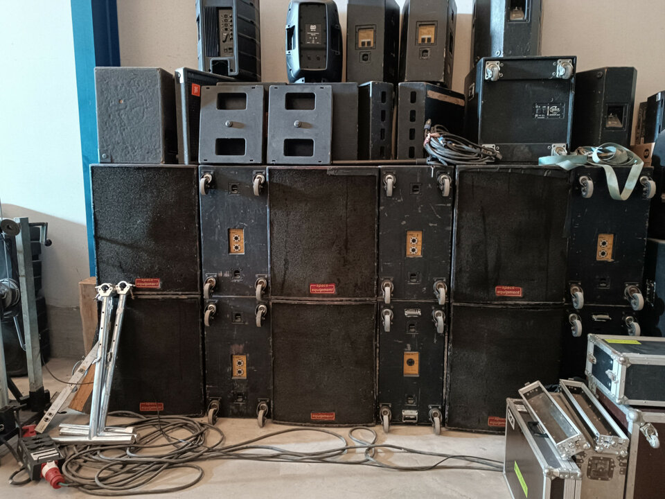 Equipos de sonido e iluminaciòn varios