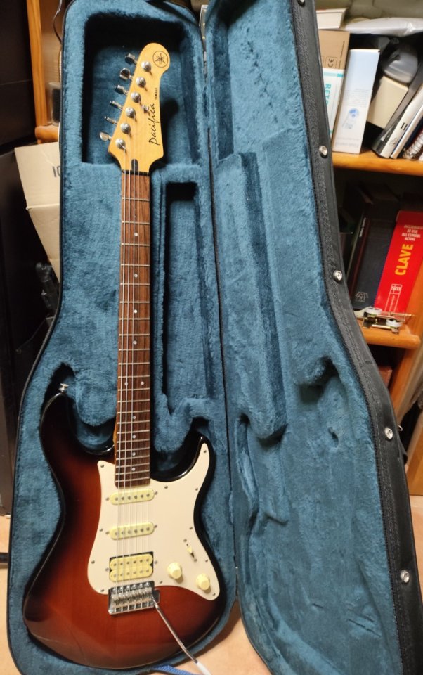 Guitarra eléctrica Yamaha Pacifica 112J del año 2000