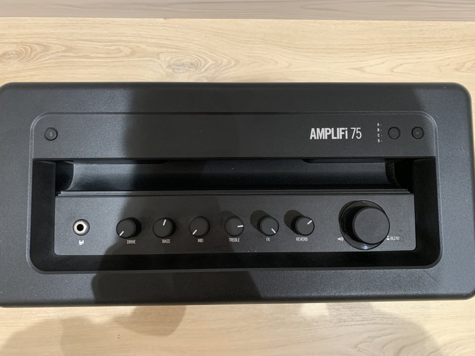 Amplificador Line 6 Amplifi 75 + pedalera FBV-MKII