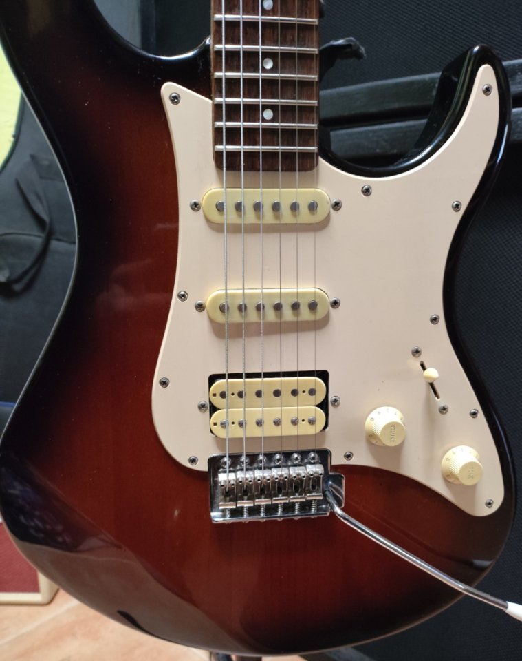 Guitarra eléctrica Yamaha Pacifica 112J del año 2000