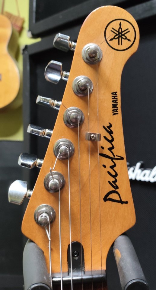 Guitarra eléctrica Yamaha Pacifica 112J del año 2000