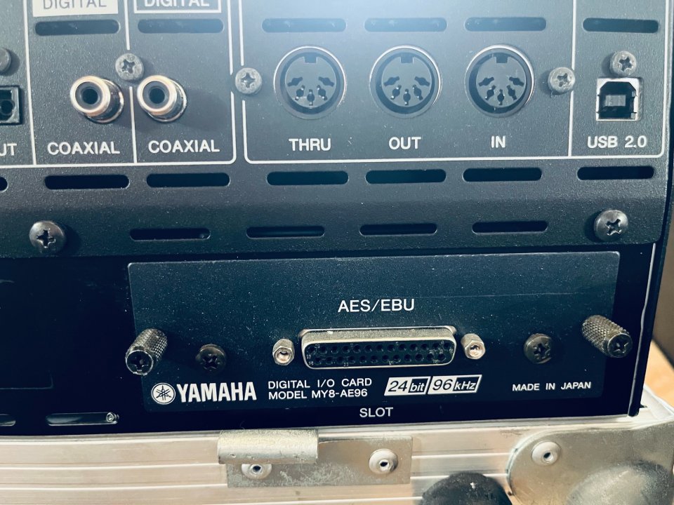 Pack Yamaha 01V96i + Previo AD8-HR + Tarjeta MY8-AE96 + Flight Case (¡Impecable!) de segunda mano · Foto 6 de 10 · Bizkaia · 990 €