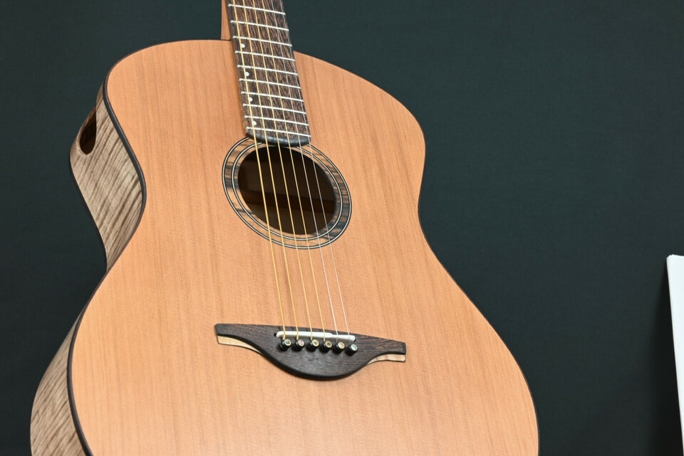 Guitarra acústica hecha a mano. Liquidación de Stock