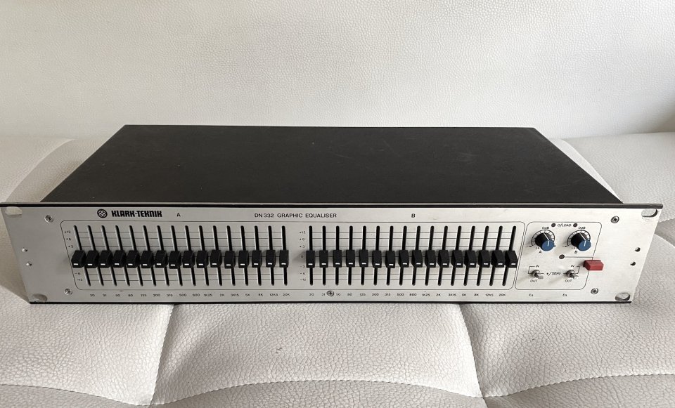 Vendo ecualizador gráfico estéreo Klark Teknik DN 332 de segunda mano · Foto 1 de 2 · Barcelona · 190 €