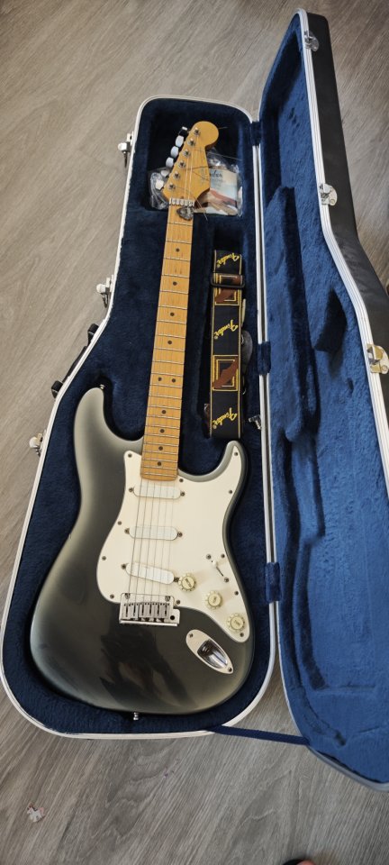 Fender Stratocaster Plus USA (1990) - Acabado Black Pearl Burst + Estuche de segunda mano · Foto 1 de 10 · Madrid · 1500 €