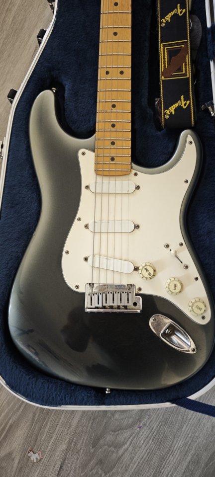 Fender Stratocaster Plus USA (1990) - Acabado Black Pearl Burst + Estuche de segunda mano · Foto 2 de 10 · Madrid · 1500 €