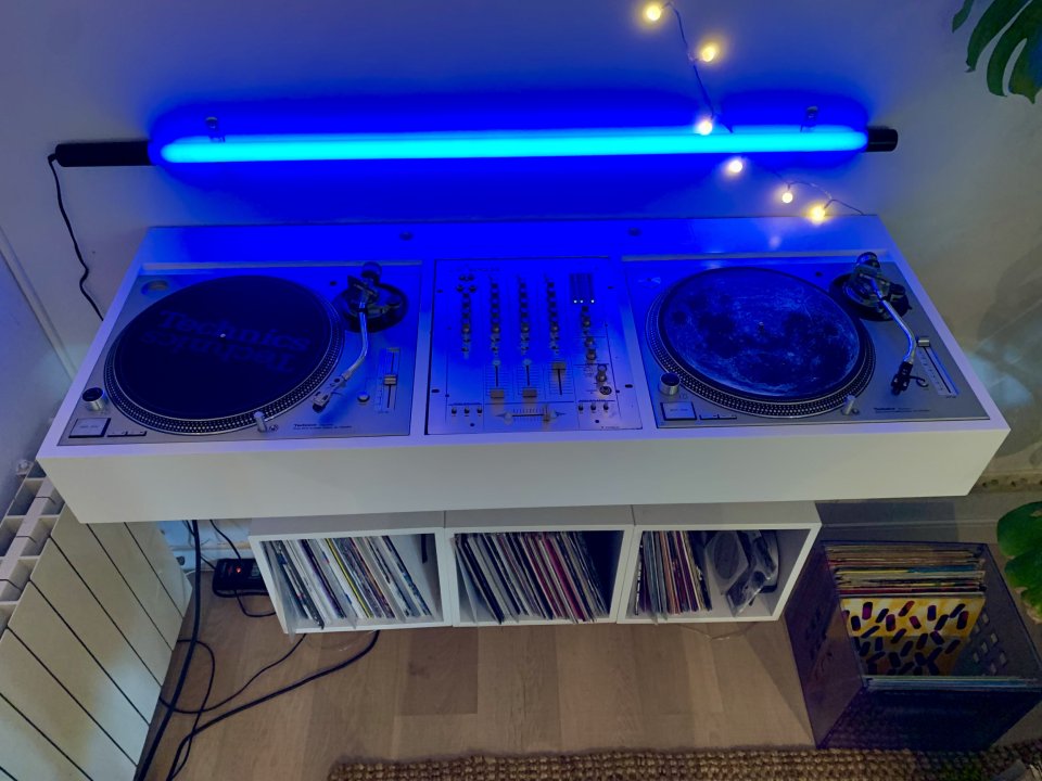Mueble DJ artesanal para platos y mesa de mezclas de segunda mano · Foto 2 de 7 · Madrid · 179 €