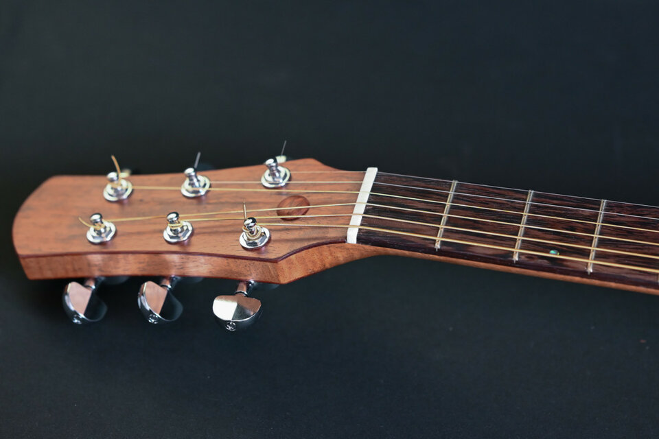 Guitarra acústica hecha a mano. Liquidación de Stock