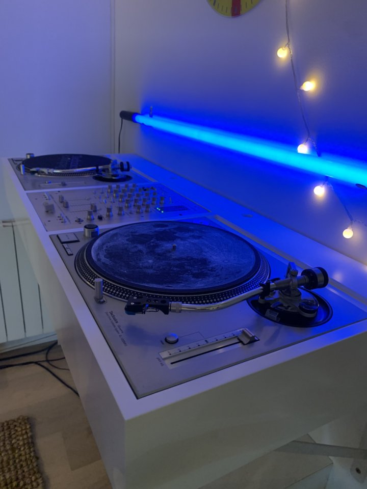 Mueble DJ artesanal para platos y mesa de mezclas de segunda mano · Foto 3 de 7 · Madrid · 179 €
