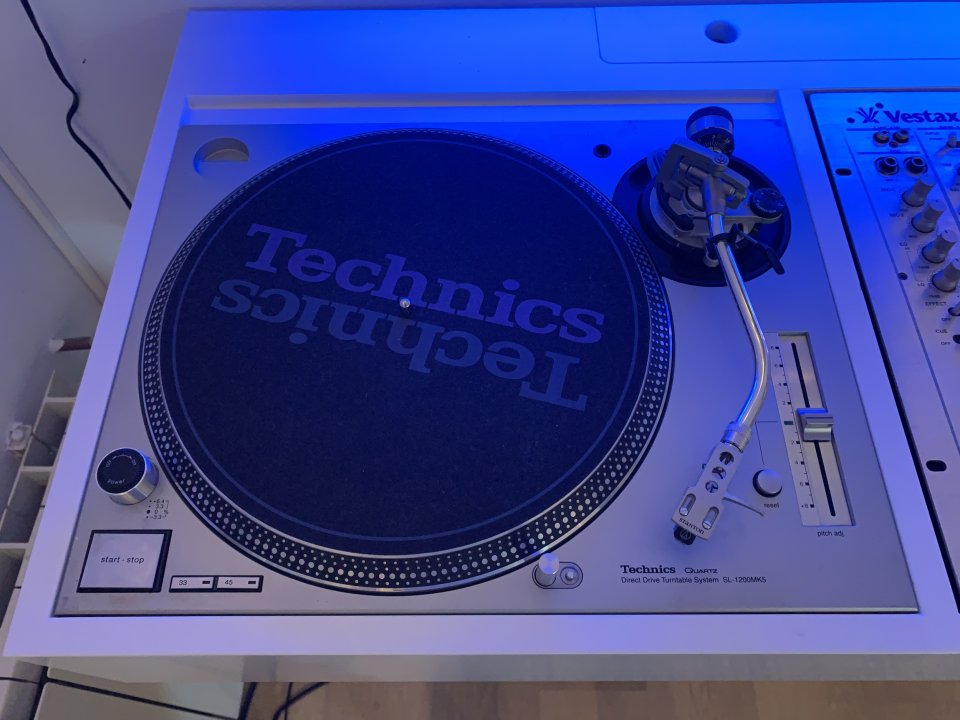 Mueble DJ artesanal para platos y mesa de mezclas de segunda mano · Foto 4 de 7 · Madrid · 179 €