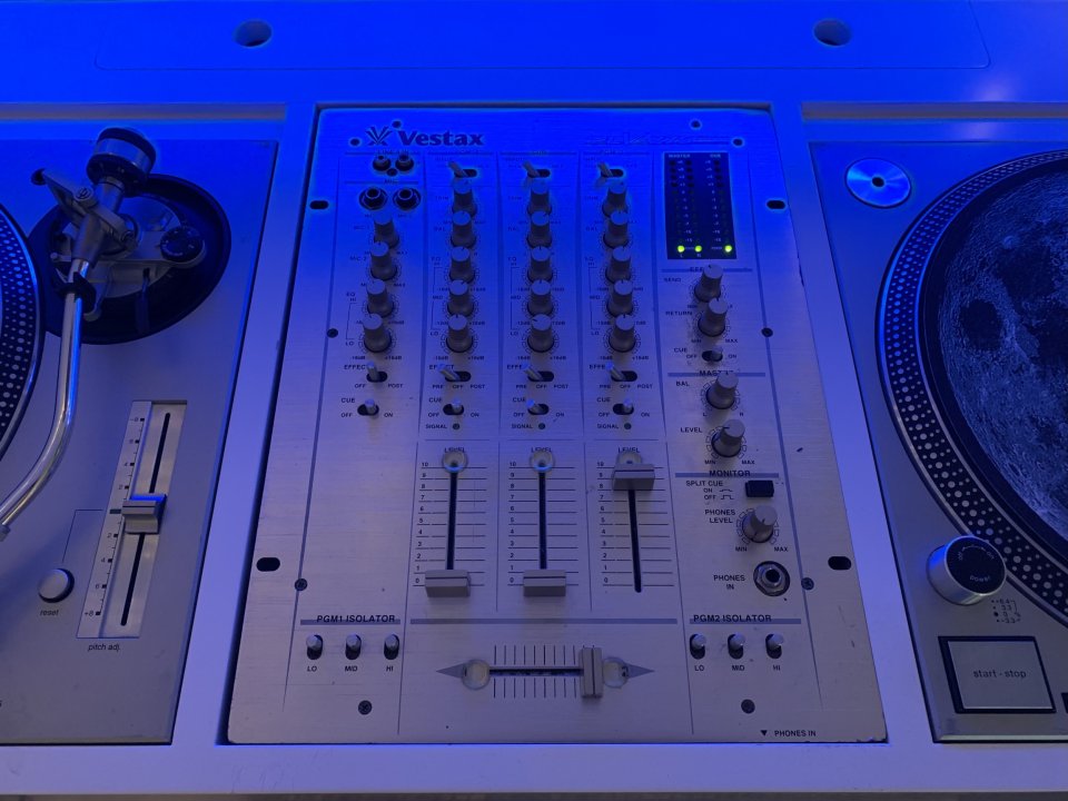 Mueble DJ artesanal para platos y mesa de mezclas de segunda mano · Foto 5 de 7 · Madrid · 179 €
