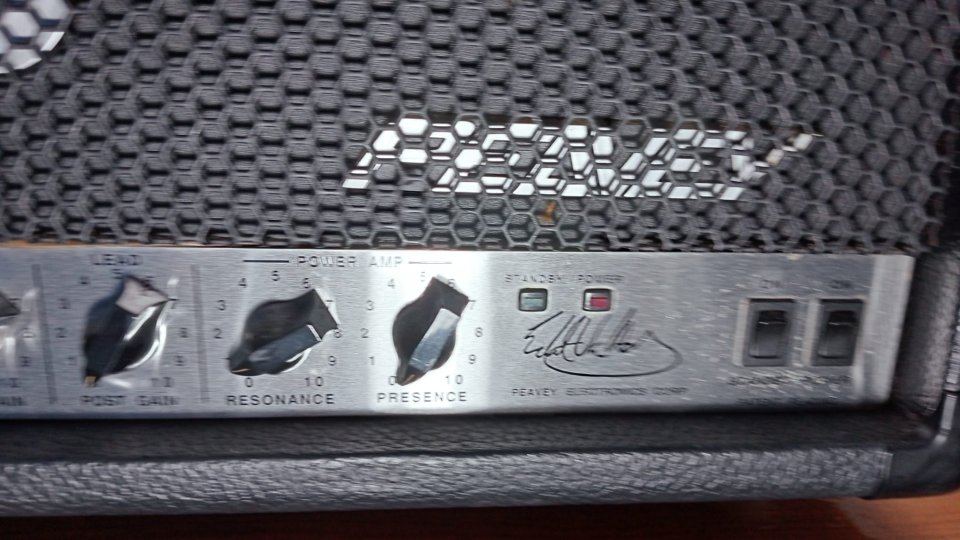 Vendo Amplificador de Guitarra Peavey 5150 con pantalla peavey