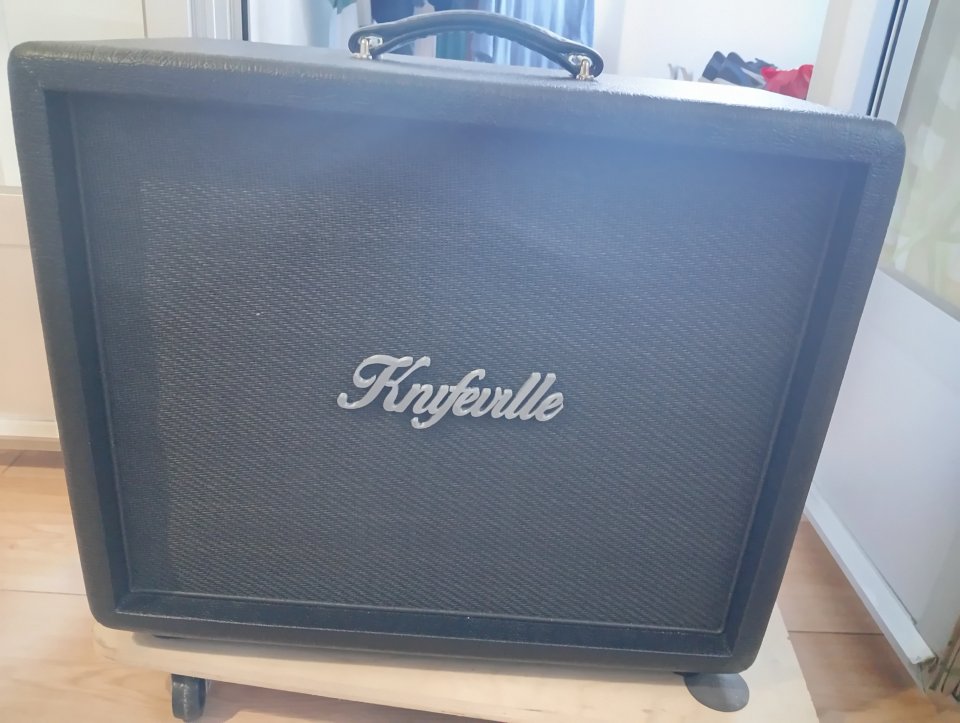 Pantalla Knifeville 1x12 de segunda mano · Foto 1 de 9 · Madrid · 200 €
