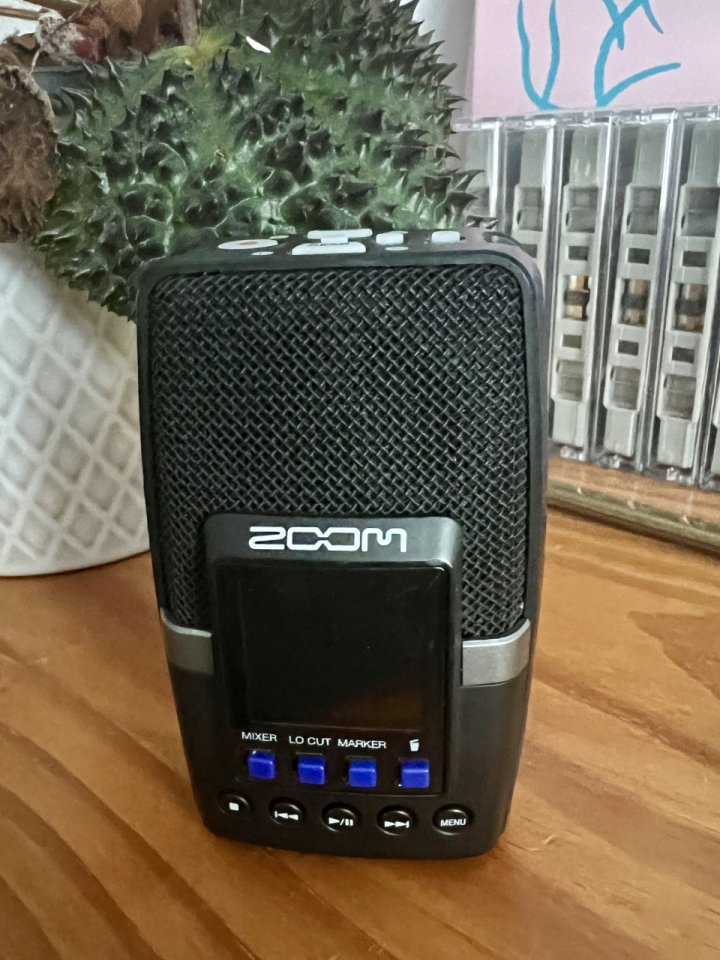 Grabadora Zoom H2 essential de segunda mano · Foto 1 de 2 · A Coruña · 140 €