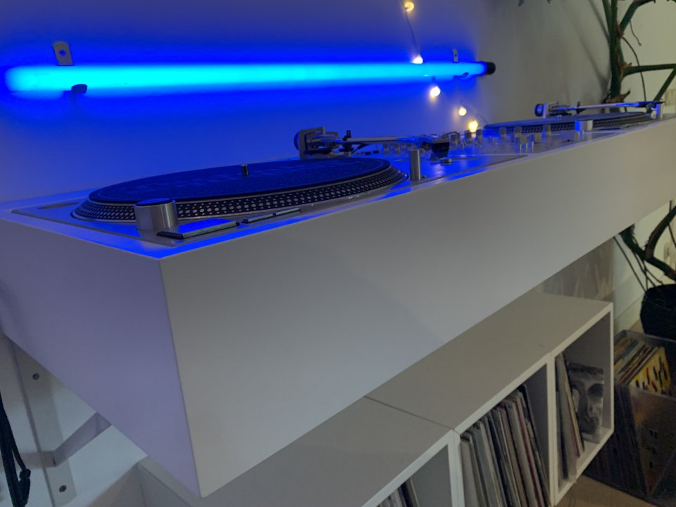 Mueble DJ artesanal para platos y mesa de mezclas de segunda mano · Foto 7 de 7 · Madrid · 179 €