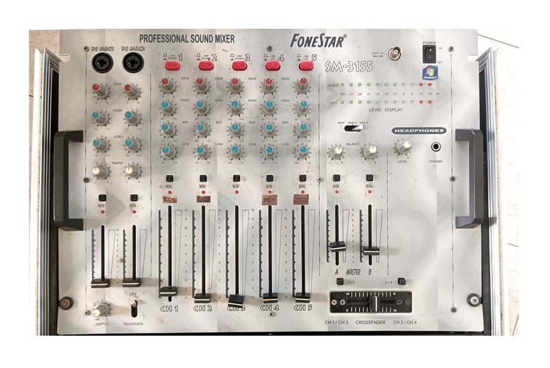 Mesa de Mezclas DJ Rack 12 canales estéreo con Micrófono y Lámpara de segunda mano · Foto 2 de 7 · Cantabria · 355 €