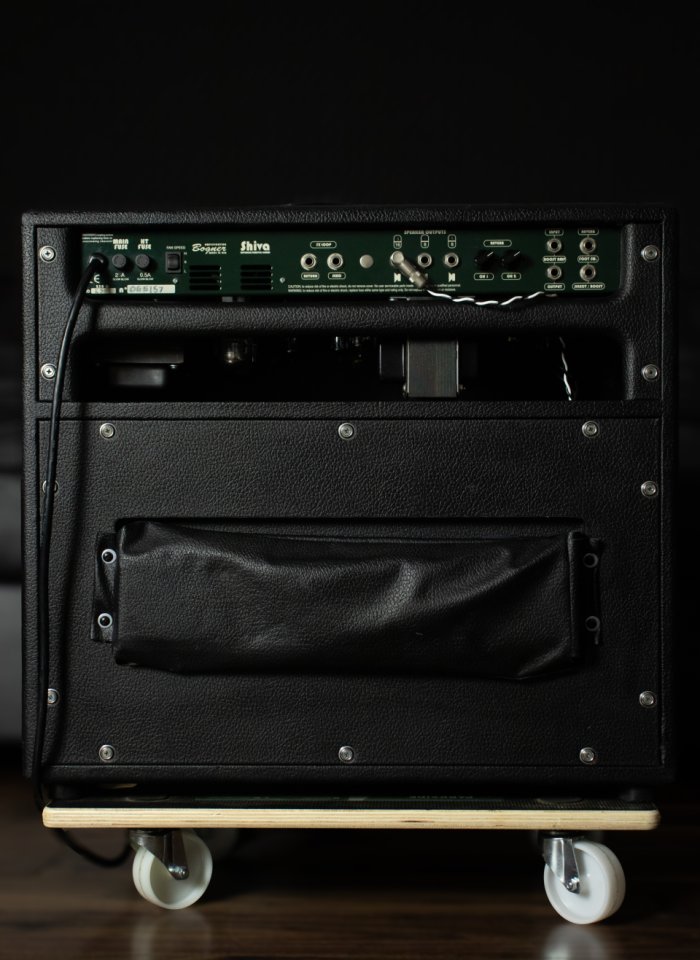 Bogner Shiva EL34 2-Canales 80-Watt 1x12 con Reverb 2005 - Green Back Panel de segunda mano · Foto 2 de 10 · Ourense · 2599 €