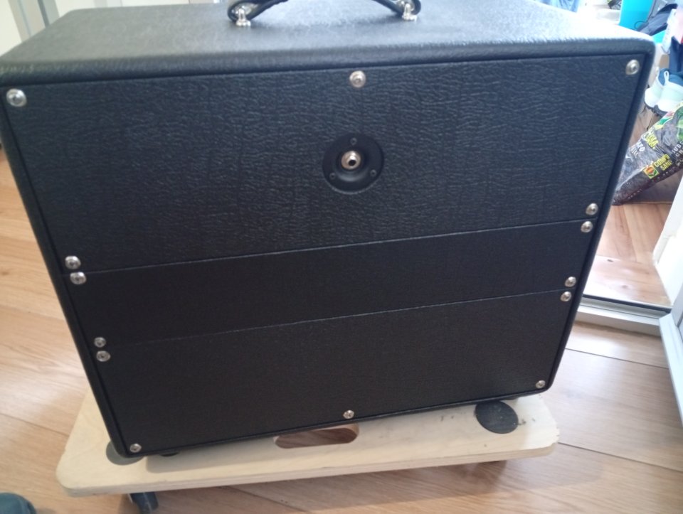 Pantalla Knifeville 1x12 de segunda mano · Foto 9 de 9 · Madrid · 200 €