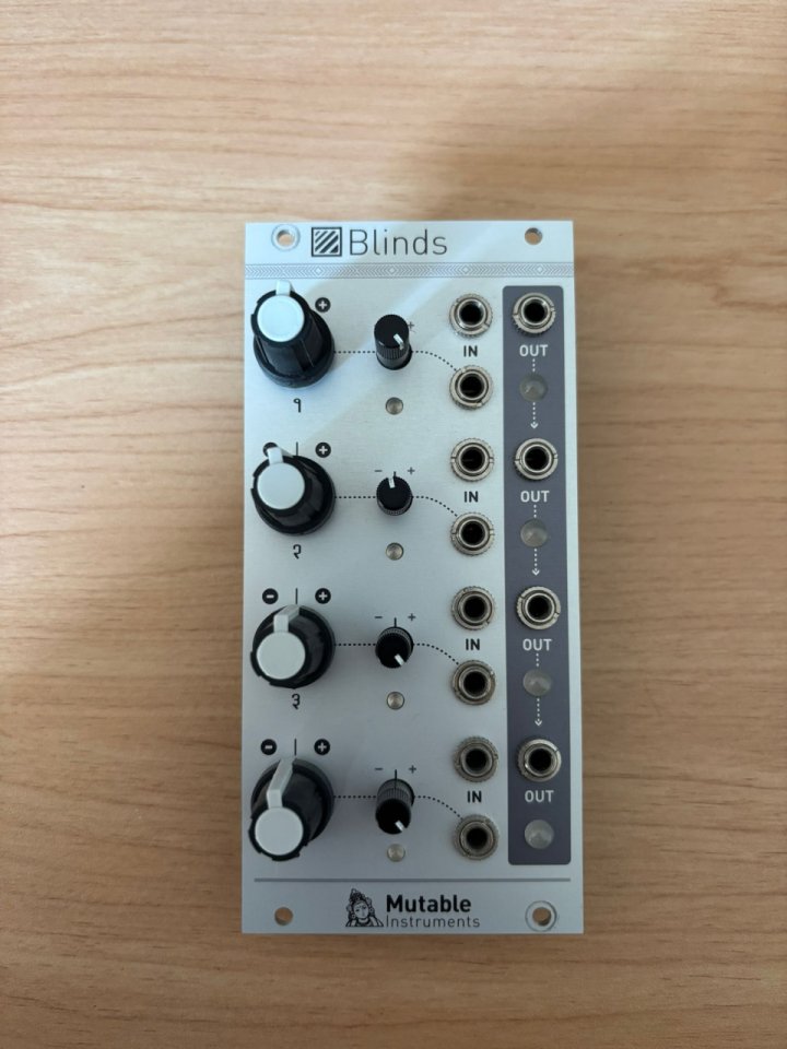 Mutable Instruments Blinds Polarizador y VCA