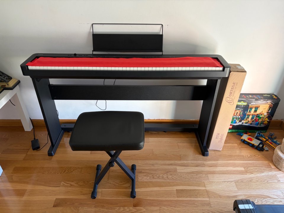 LOTE Casio cdp S-160 (3 pedales+ mueble+ asiento+ tela roja) de segunda mano · Foto 2 de 6 · Murcia · 499 €