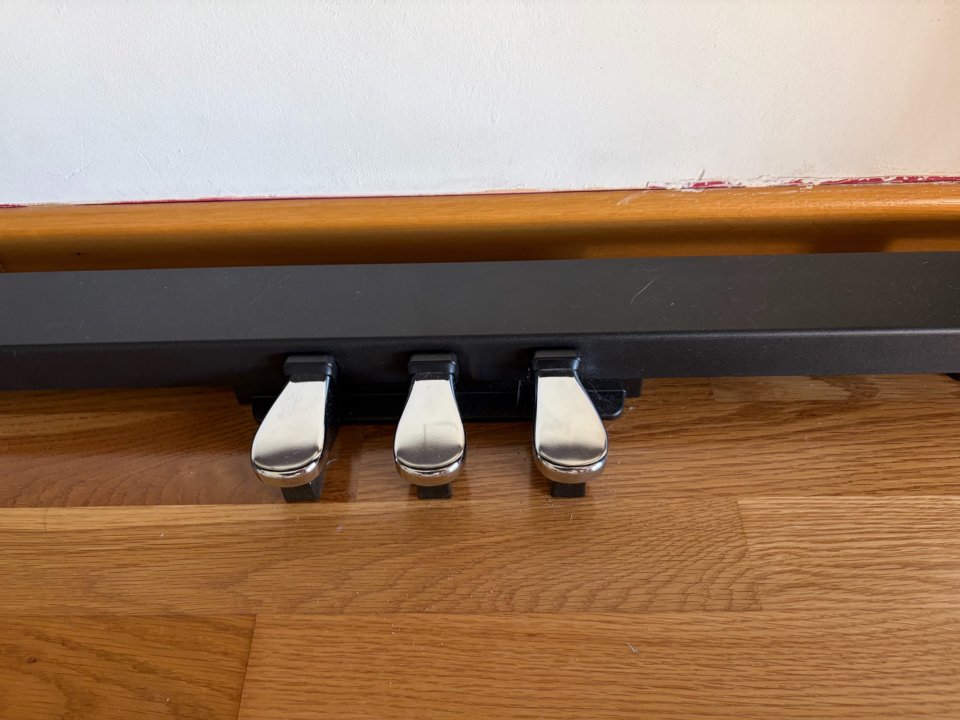 LOTE Casio cdp S-160 (3 pedales+ mueble+ asiento+ tela roja) de segunda mano · Foto 3 de 6 · Murcia · 499 €