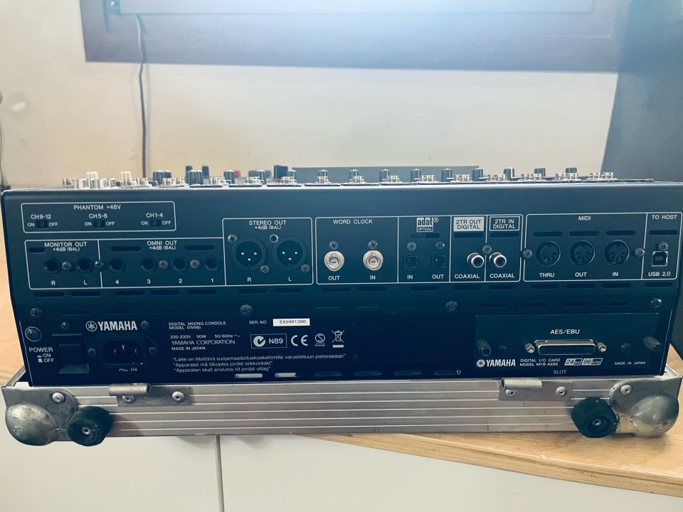 Pack Yamaha 01V96i + Previo AD8-HR + Tarjeta MY8-AE96 + Flight Case (¡Impecable!) de segunda mano · Foto 8 de 10 · Bizkaia · 990 €