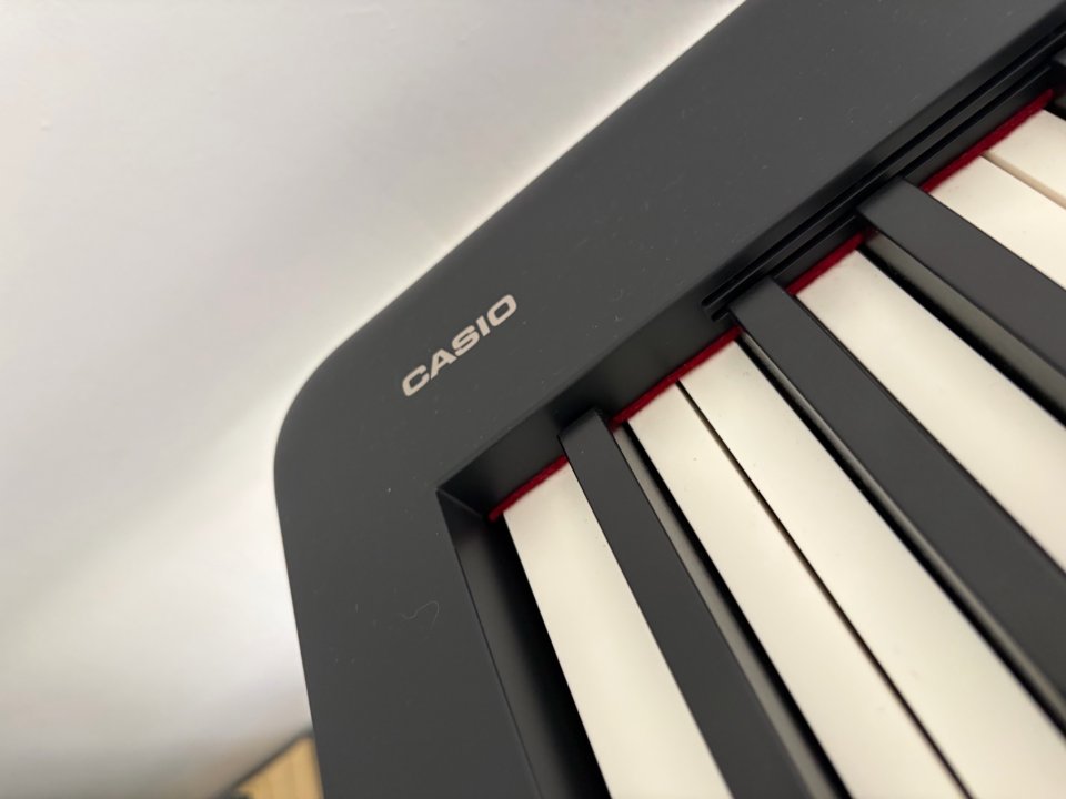 LOTE Casio cdp S-160 (3 pedales+ mueble+ asiento+ tela roja) de segunda mano · Foto 5 de 6 · Murcia · 499 €