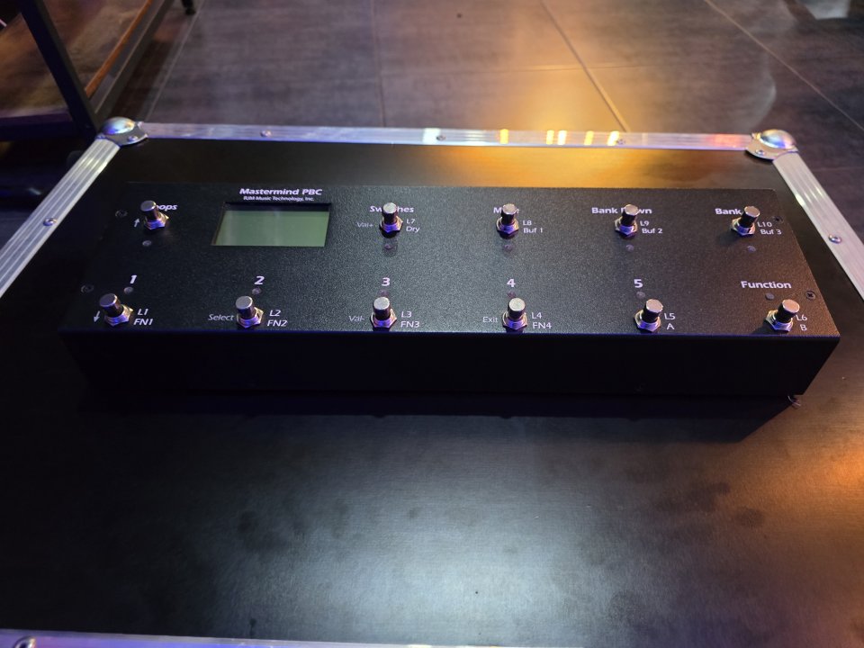 RJM Mastermind PBC (Looper/Switcher MIDI) – Cableado Pro Incluido