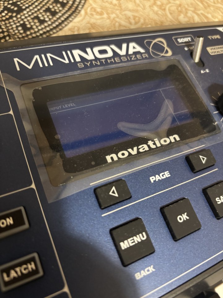 Novation Mininova + GigBag Novation de segunda mano · Foto 4 de 9 · Cádiz · 300 €