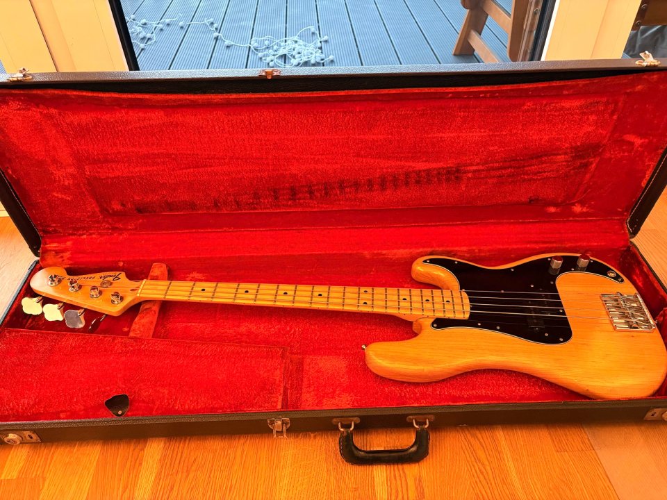 COMPRO estuche Fender Precision 70's o Estuche G&G negro con interior naranja de segunda mano · Foto 1 de 2 · Lugo