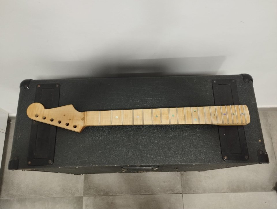 Mástil Musikraft Stratocaster trastes de acero de segunda mano · Foto 1 de 2 · Málaga · 350 €