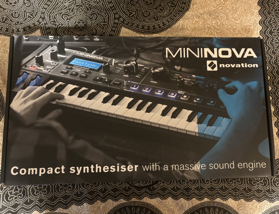Novation Mininova + GigBag Novation de segunda mano · Foto 6 de 9 · Cádiz · 300 €