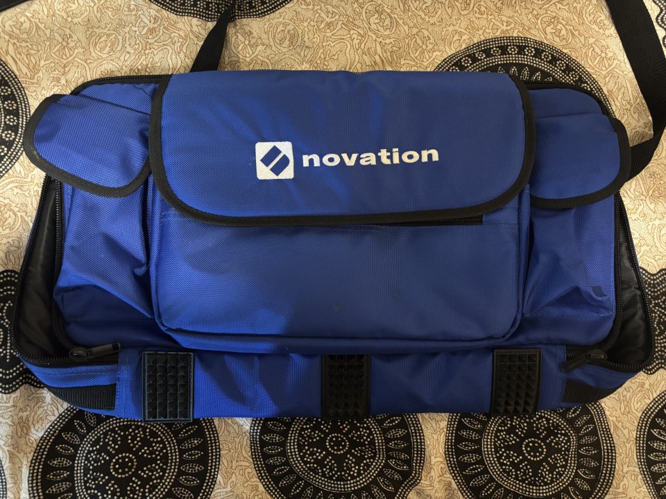 Novation Mininova + GigBag Novation de segunda mano · Foto 7 de 9 · Cádiz · 300 €
