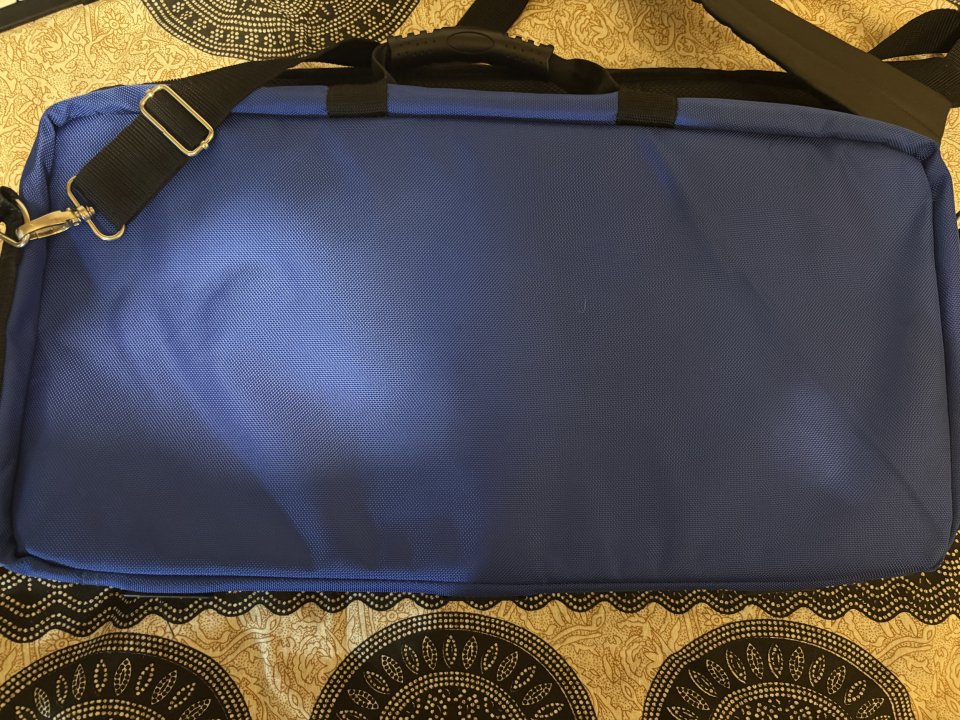 Novation Mininova + GigBag Novation de segunda mano · Foto 8 de 9 · Cádiz · 300 €