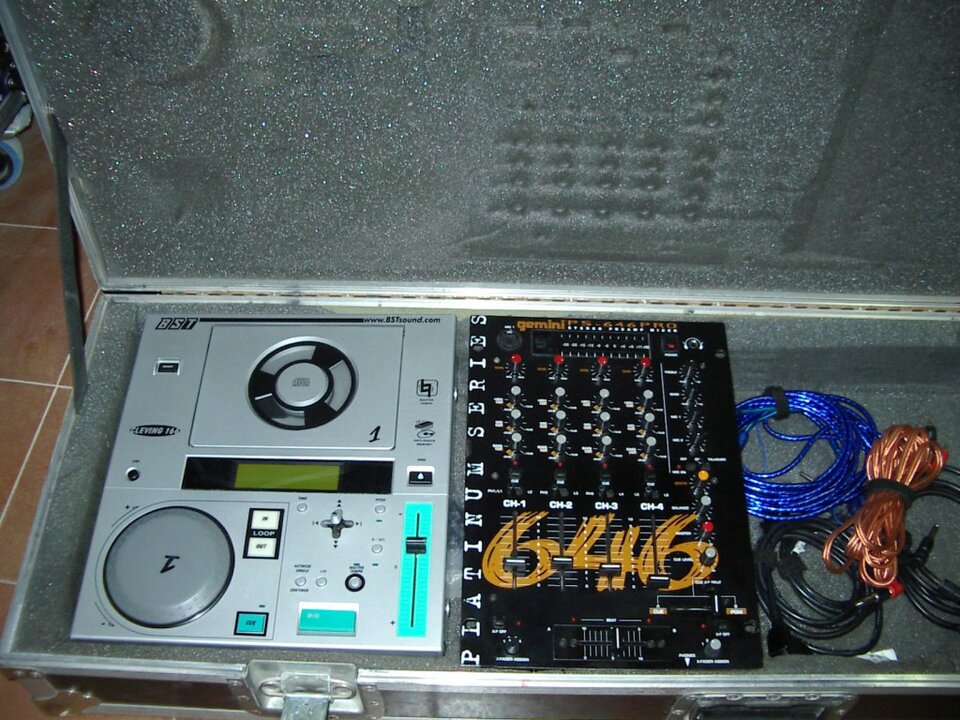 Equipo de DJ (Mesa GEMINI y lectores BST)