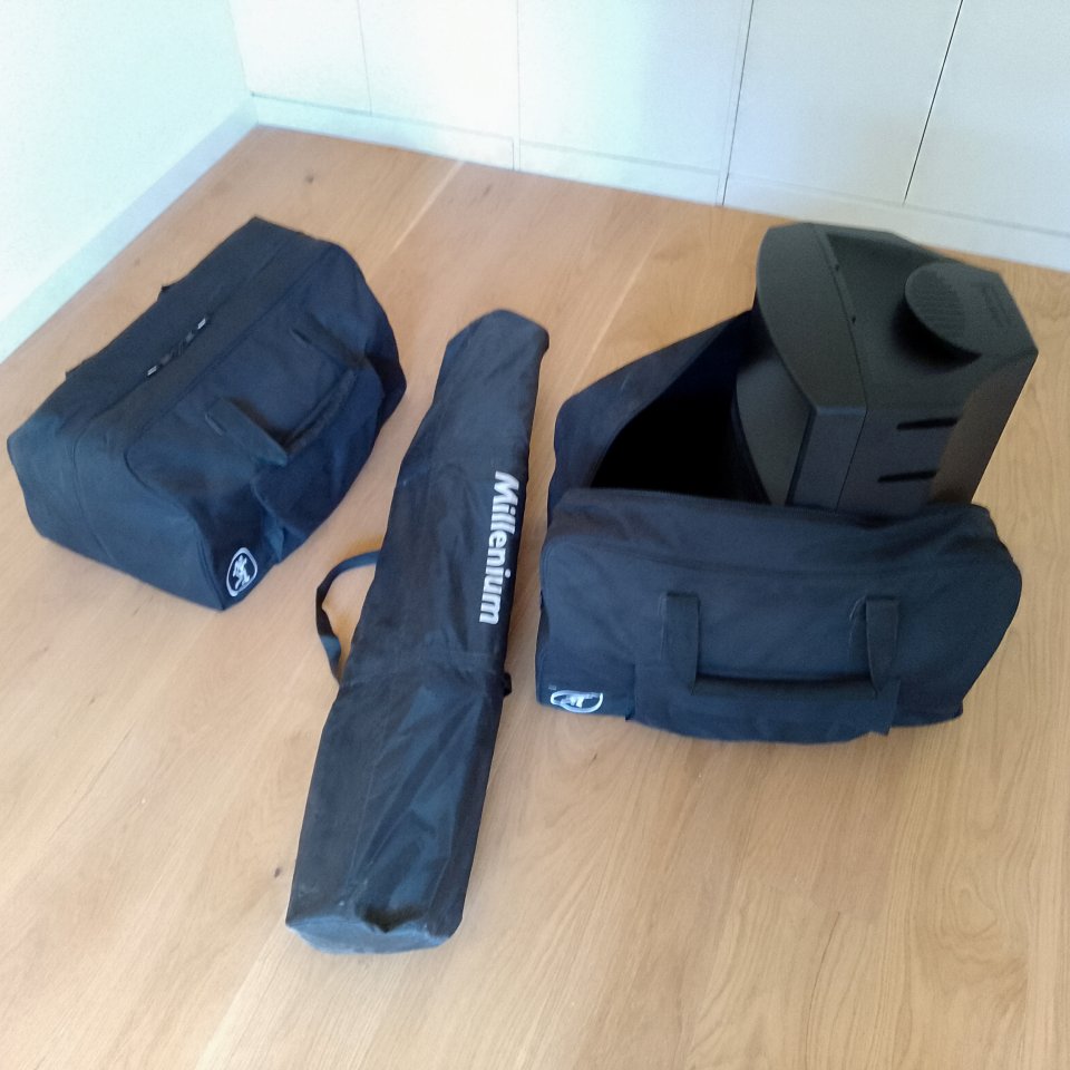 Pareja Mackie Thump12 + fundas + soportes de segunda mano · Foto 5 de 8 · Barcelona · 550 €
