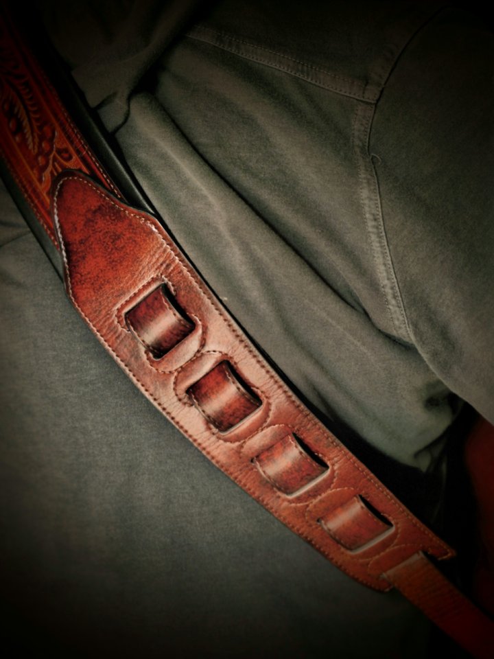 Correa guitarra de cuero trabajado