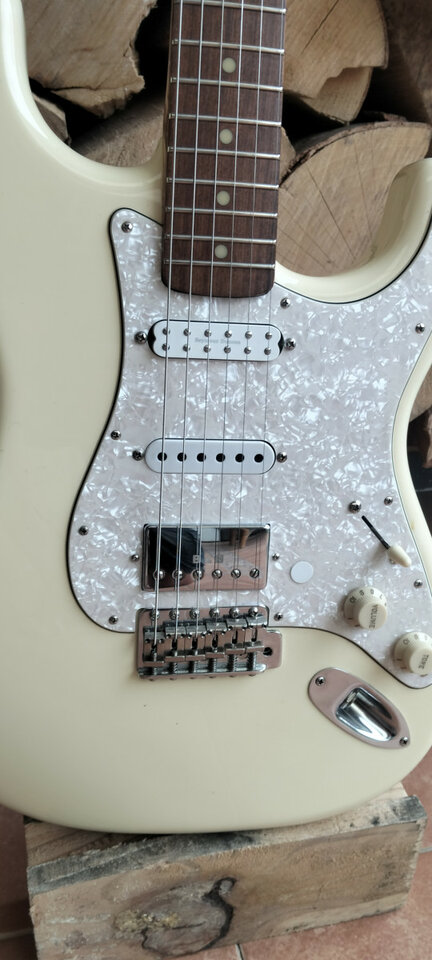 Stratocaster japonesa Edwardss, con varios extras
