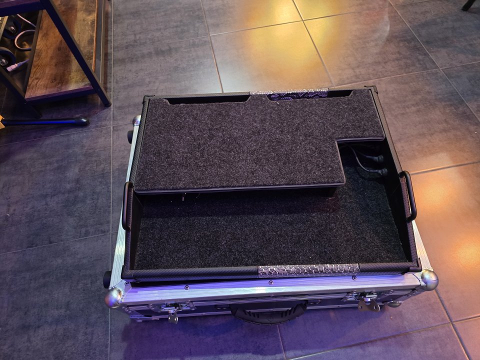 Pedalera Custom Rock in a Box 2 Pisos + FLIGHT CASE + Fuente Voodoo Lab PP3+