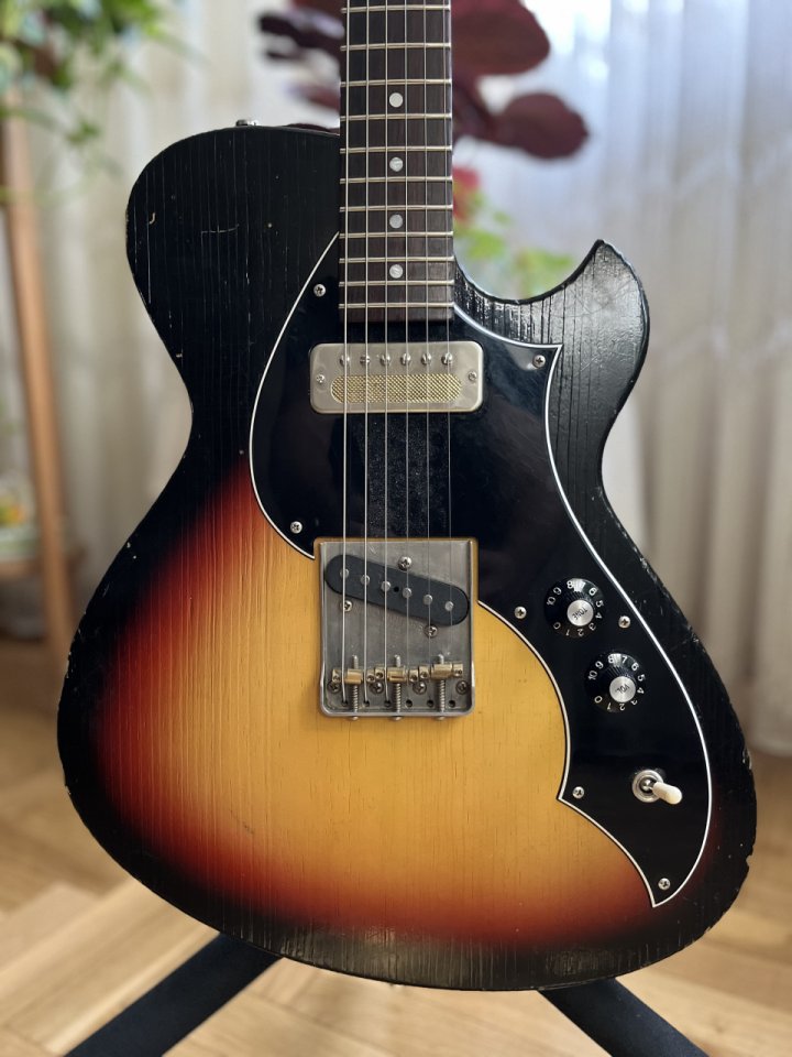 Novo Solus con GOLDFOIL by Gemini pickups