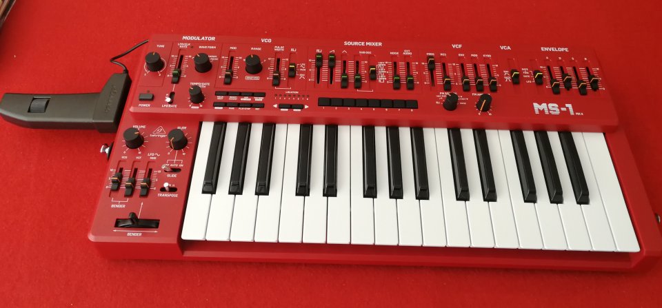 Behringer MS-1 MKII Red + Decksaver
