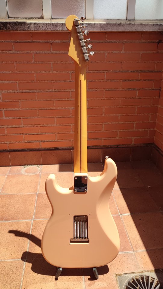 Stratocaster 56 Shell Pink MIJ de 1997 de segunda mano · Foto 2 de 8 · Toledo · 1200 €
