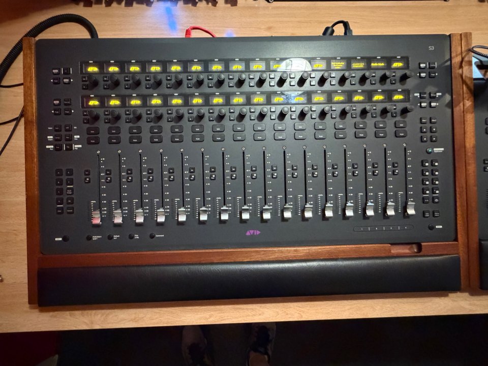 Avid S3 EuCon 16 faders + mueble Mixingtable de segunda mano · Foto 1 de 5 · Madrid · 2400 €